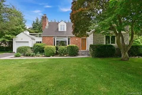 2 Crabtree Ln, North Hempstead, NY 11576