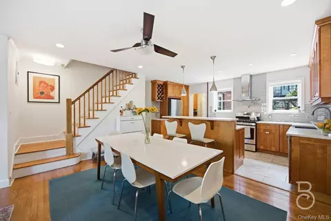 21-41 24th St, New York, NY 11105