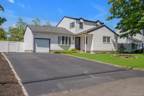 19 Laurelton Ave, Lake Grove, NY 11755