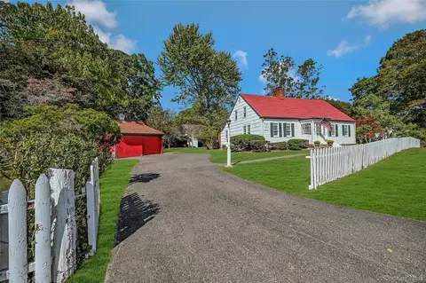 147 N Country Rd, Mount Sinai, NY 11766
