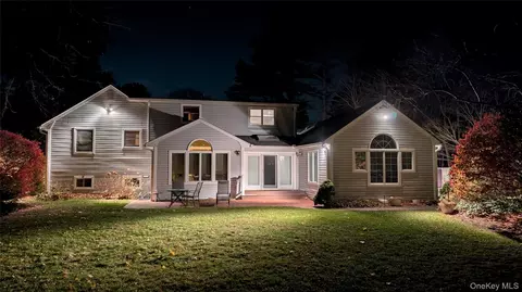 8 Maria Ct, Huntington Station, NY 11746