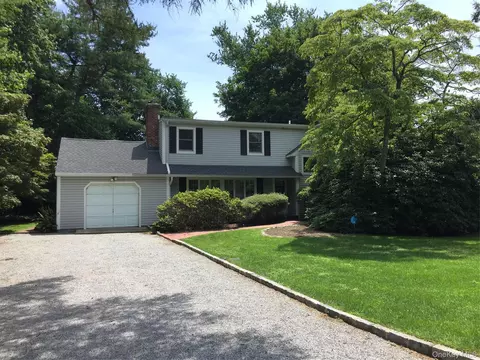 8 Maria Ct, Huntington Station, NY 11746