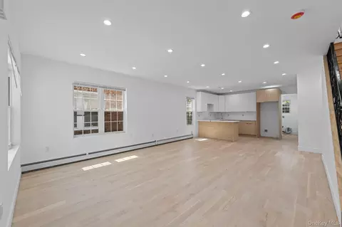 13764 Westgate St, New York, NY 11413