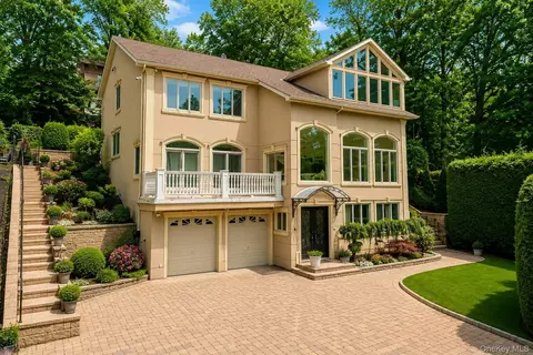 16 Diana Trl, Staten Island, NY 10304