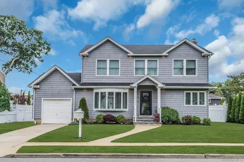 9 Pompano Ln, Massapequa Park, NY 11762