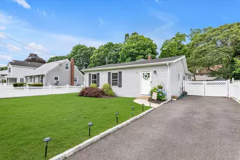 47 Lebkamp Ave, Huntington, NY 11743