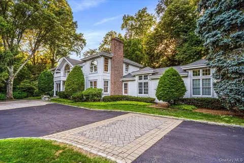 11 Wenwood Dr, Glen Head, NY 11545