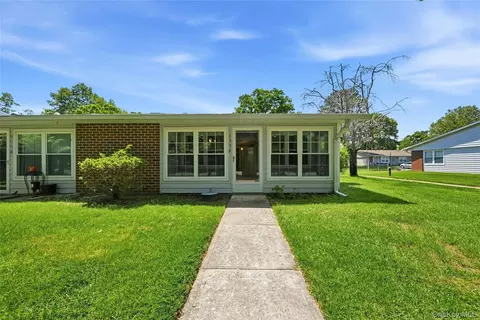133 Eastbourne Ct #F, Ridge, NY 11961