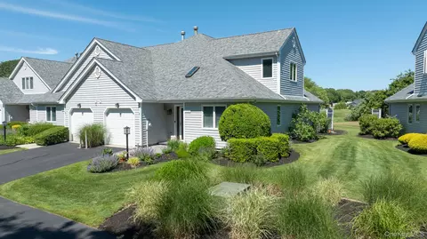 4004 The Fairway, Calverton, NY 11933