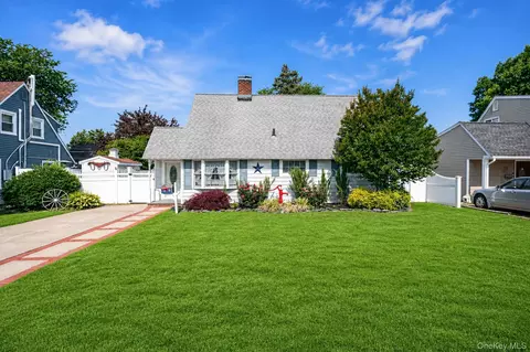10 Flock Ln, Levittown, NY 11756
