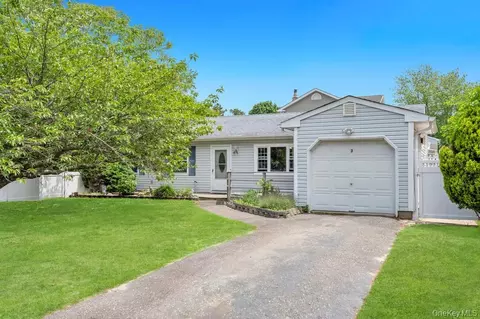 3 Megan Ct, Bellport, NY 11713