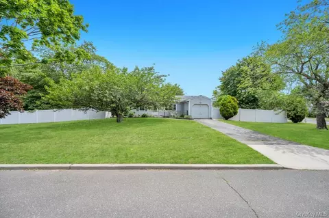 3 Megan Ct, Bellport, NY 11713