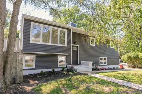 34 John St N, Shoreham, NY 11786