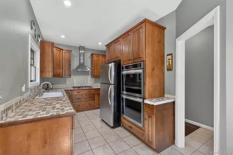 Entry Way - 708 Kossuth Pl, Peekskill, NY 10566 photo 3 of 4