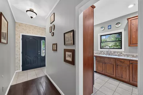 Entry Way - 708 Kossuth Pl, Peekskill, NY 10566 photo 2 of 4
