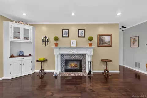 Living - 708 Kossuth Pl, Peekskill, NY 10566 photo 2 of 2