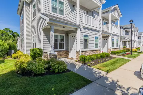 35 Winter Pl, Elwood, NY 11731