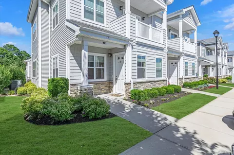 35 Winter Pl, Elwood, NY 11731