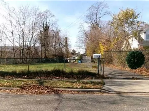 18 N Baldwin Pl, Massapequa, NY 11758