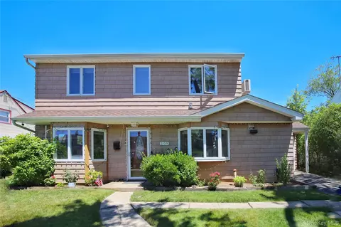 109 Old Oak Ln, Levittown, NY 11756