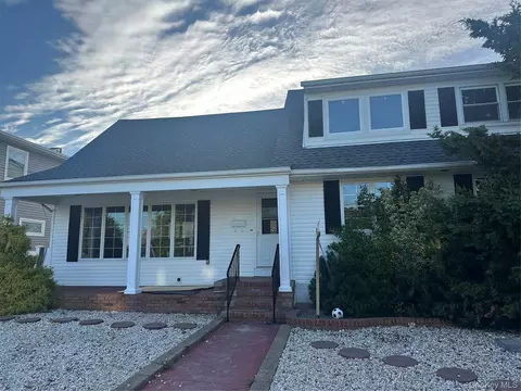 4146 New York Ave, Island Park, NY 11558