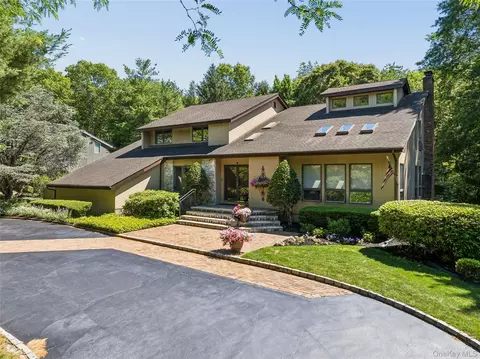 8 Deanna Ct, Dix Hills, NY 11746