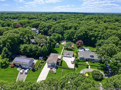 34 Leeds Blvd, Farmingville, NY 11738