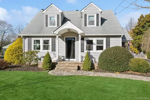 790 Peconic Bay Blvd, Riverhead, NY 11901