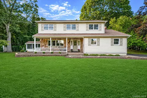 93 N Country Rd, Shoreham, NY 11786