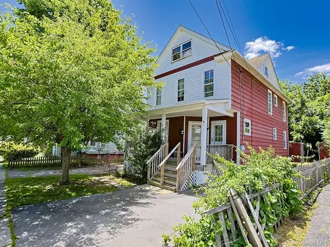 4 Lincoln St, Middletown, NY 10940