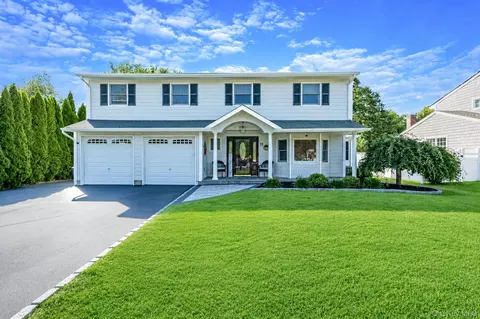18 Ludlow Way, Oakdale, NY 11769