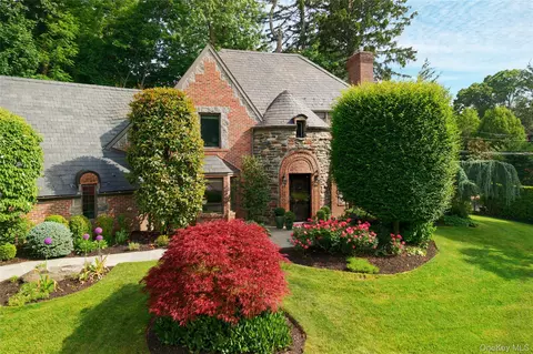 134 Old Mill Rd, North Hempstead, NY 11030