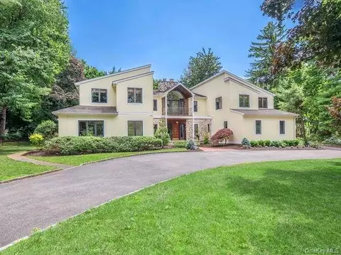 8 Harbor Acres Rd, North Hempstead, NY 11050