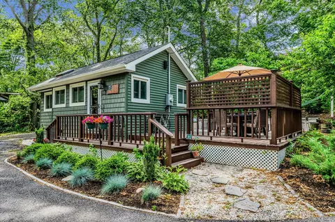 356 Oakleigh Ave #16, Calverton, NY 11933