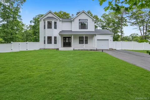 135 Elizabeth Way, Ridge, NY 11961
