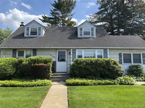 352 Boundary Ave, Massapequa, NY 11758