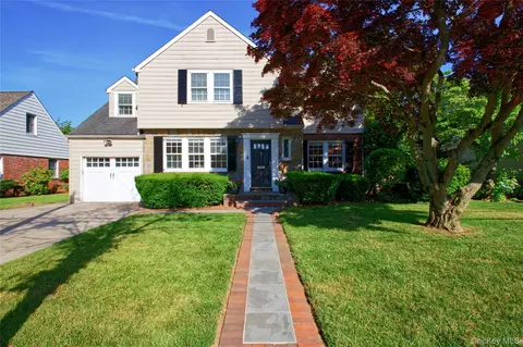 23 Foster Ave, Malverne, NY 11565