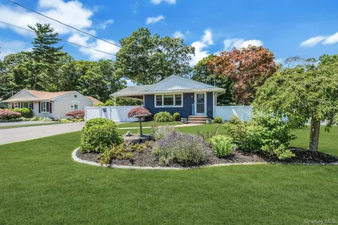 360 Mcconnell Ave, Bayport, NY 11705