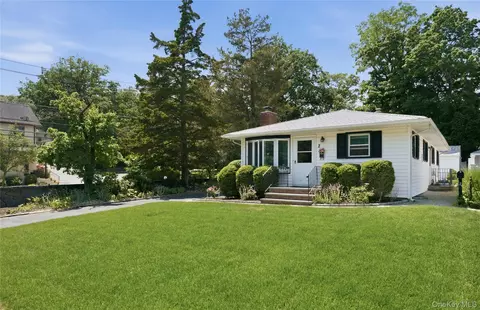 2 Hilltop Dr, Bayville, NY 11709