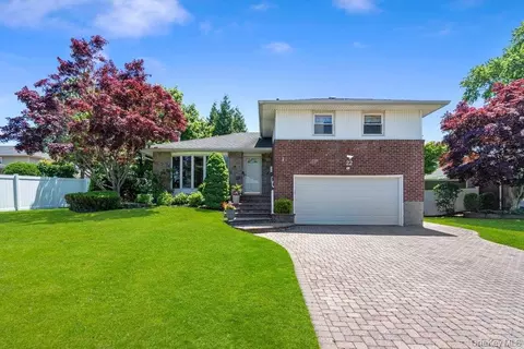 22 Theodore Dr, Plainview, NY 11803