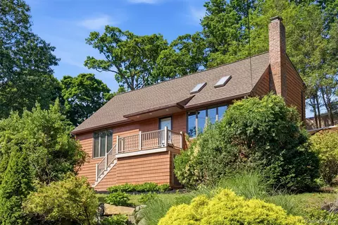 29 Vineyard Rd, Huntington, NY 11743