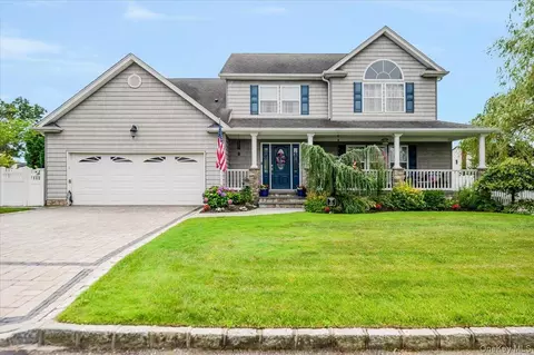 18 South Plz, Amityville, NY 11701