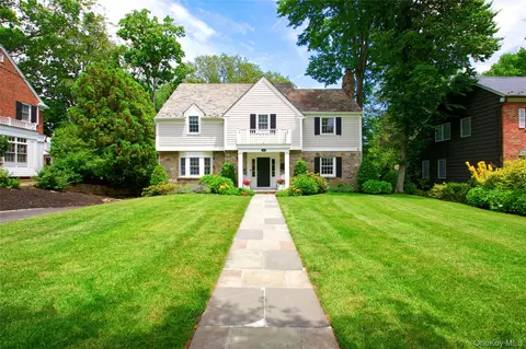 162 Manhasset Woods Rd, North Hempstead, NY 11030