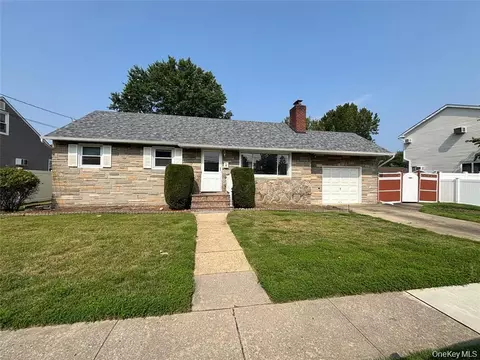 235 10th St, Bethpage, NY 11714