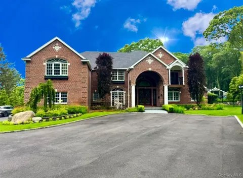 135 Round Swamp Rd, Huntington, NY 11743