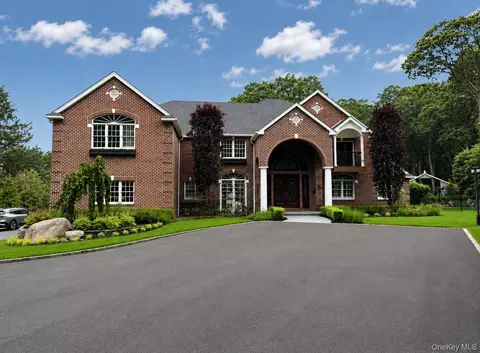 135 Round Swamp Rd, Huntington, NY 11743