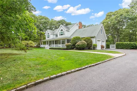11 Stuart Ct, Hampton Bays, NY 11946