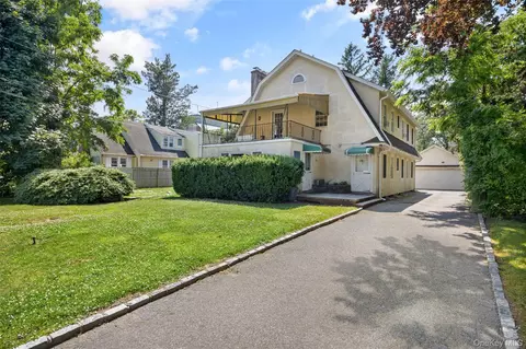 20 Spruce St, North Hempstead, NY 11021