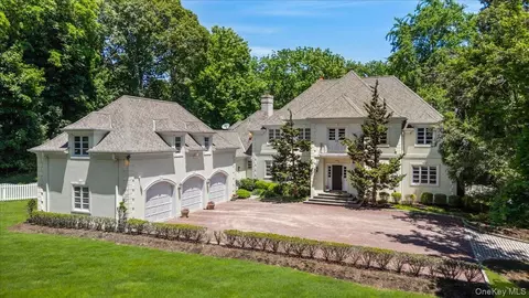 11 Oak Hill Rd, Huntington, NY 11743