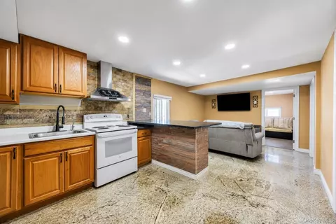 600 Broadway #D14, Amityville, NY 11701